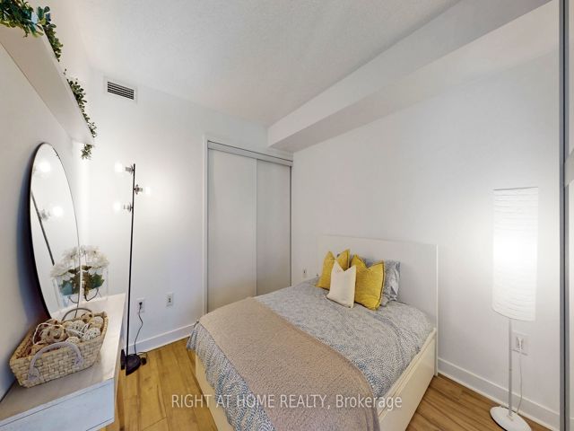 909 - 4K Spadina Ave