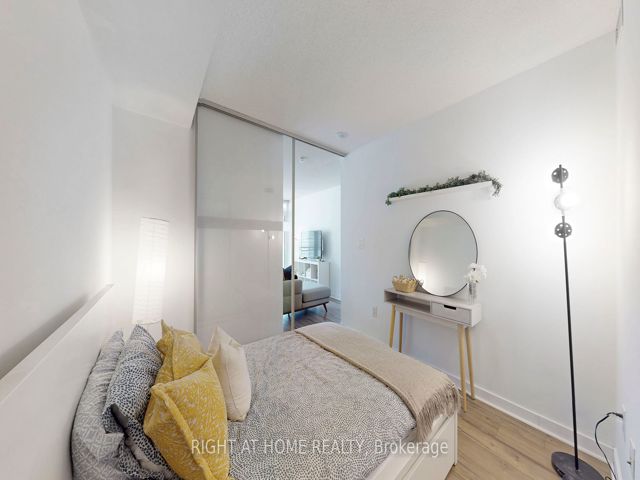 909 - 4K Spadina Ave