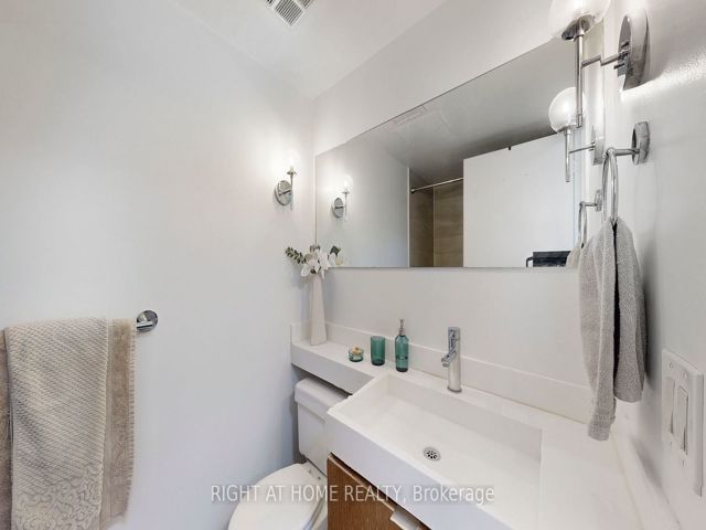 909 - 4K Spadina Ave