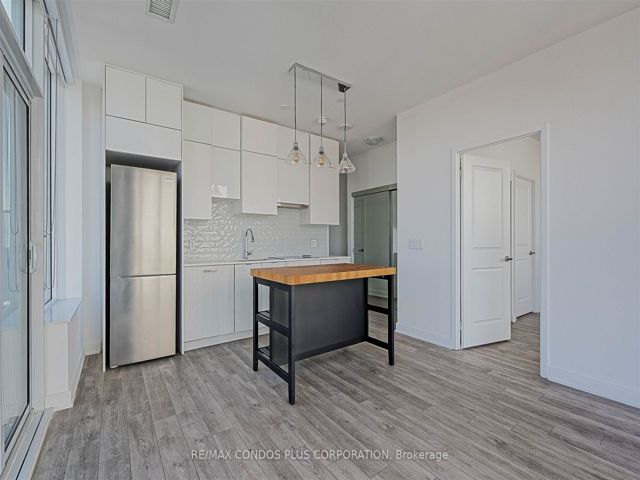 Ph03 - 195 Redpath Ave