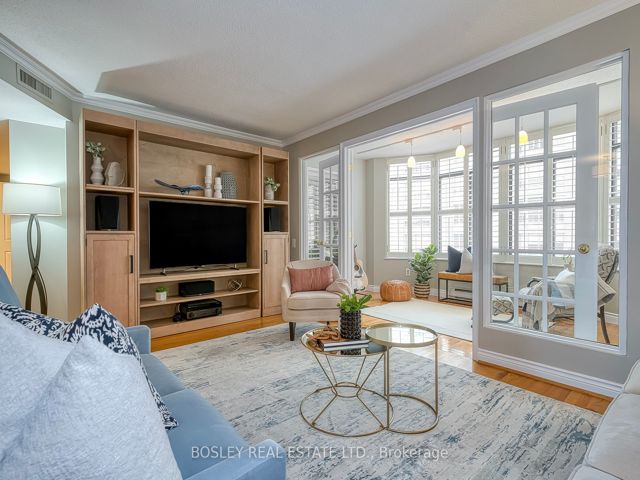 402 - 135 George St S