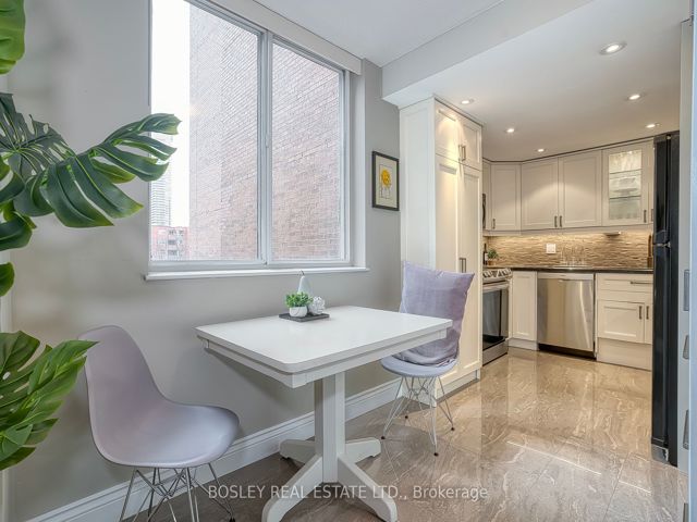 402 - 135 George St S