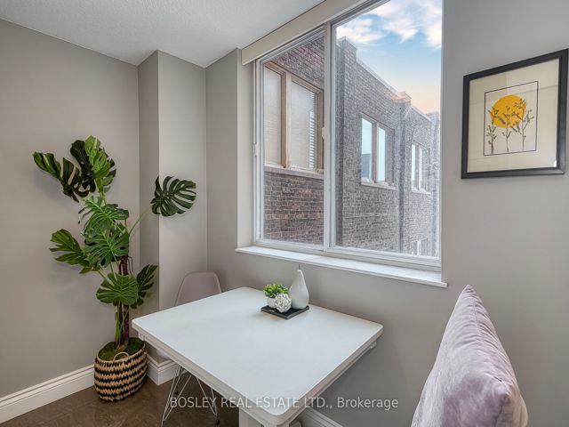 402 - 135 George St S