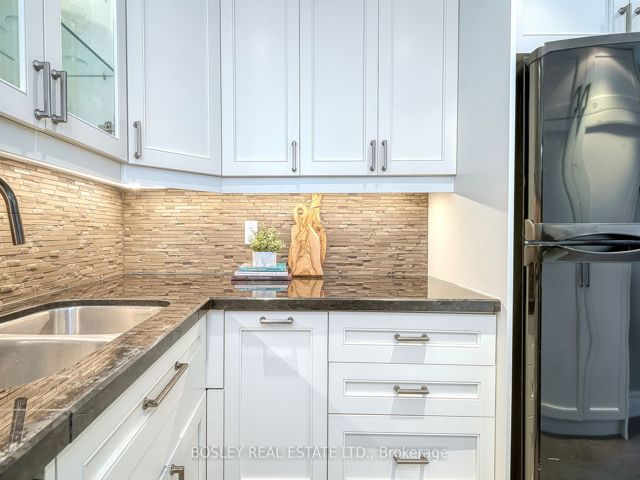 402 - 135 George St S