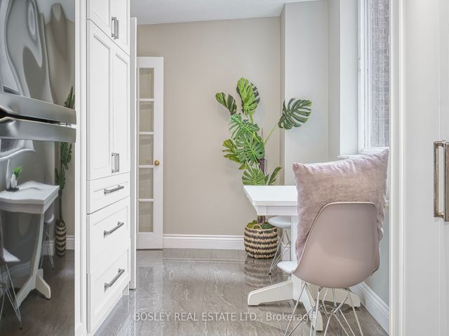 402 - 135 George St S