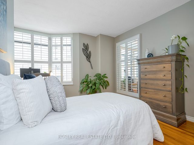 402 - 135 George St S