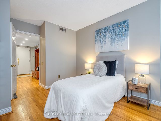 402 - 135 George St S