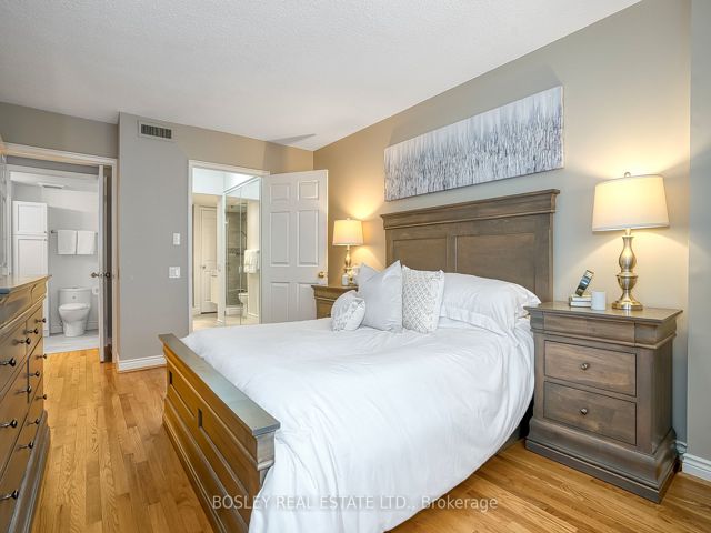 402 - 135 George St S