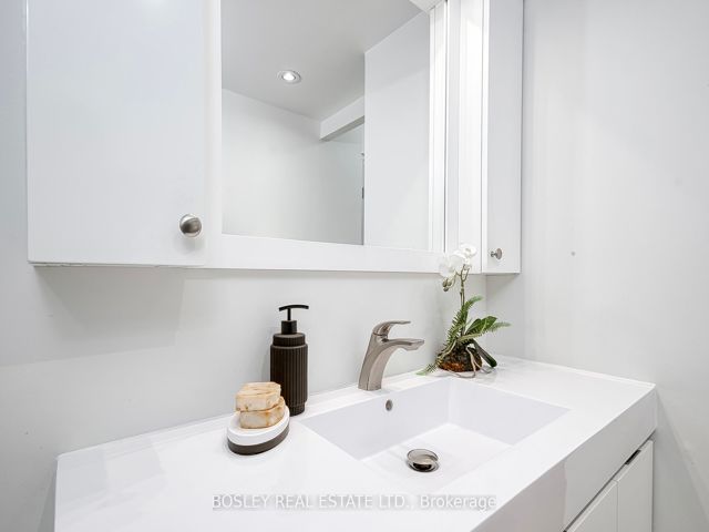 402 - 135 George St S
