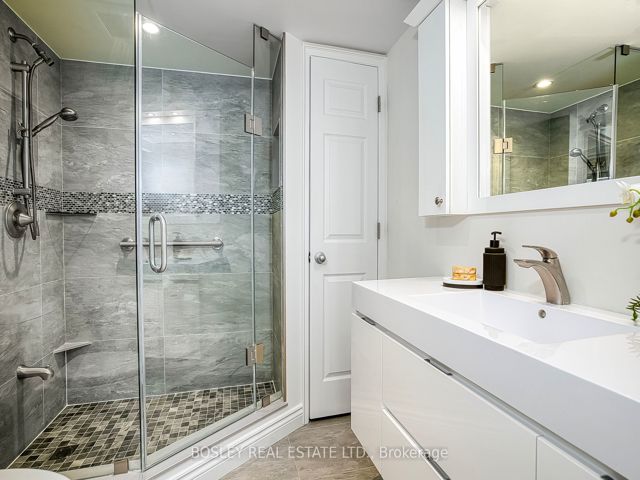 402 - 135 George St S