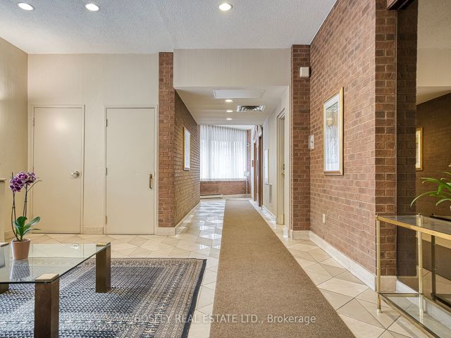 402 - 135 George St S