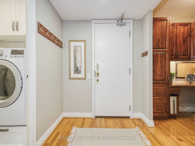 402 - 135 George St S
