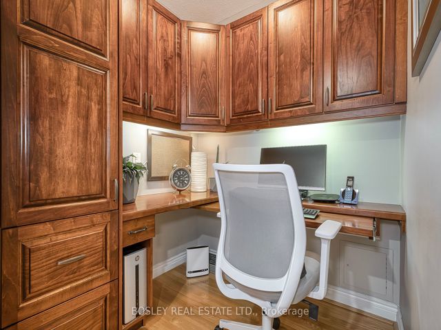 402 - 135 George St S