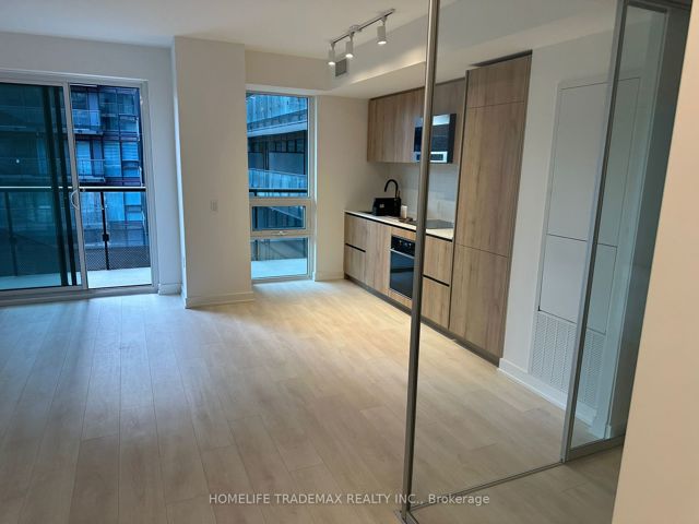 416 - 117 Broadway Ave