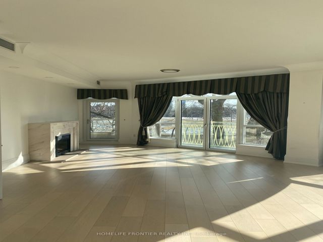 402 - 336 Spadina Rd S