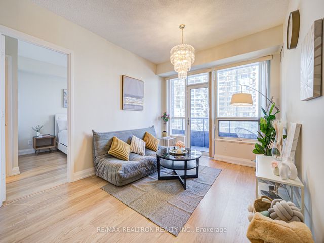 407 - 2 Anndale Dr