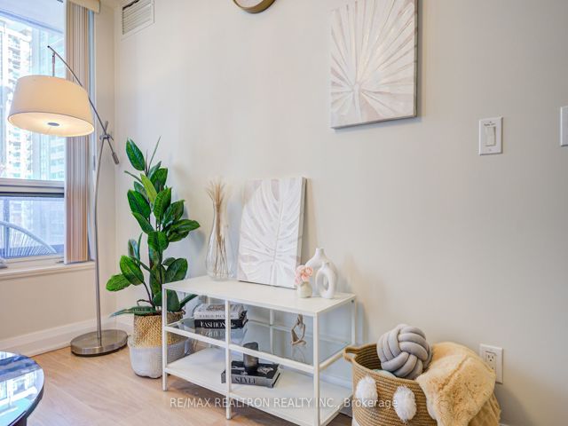 407 - 2 Anndale Dr
