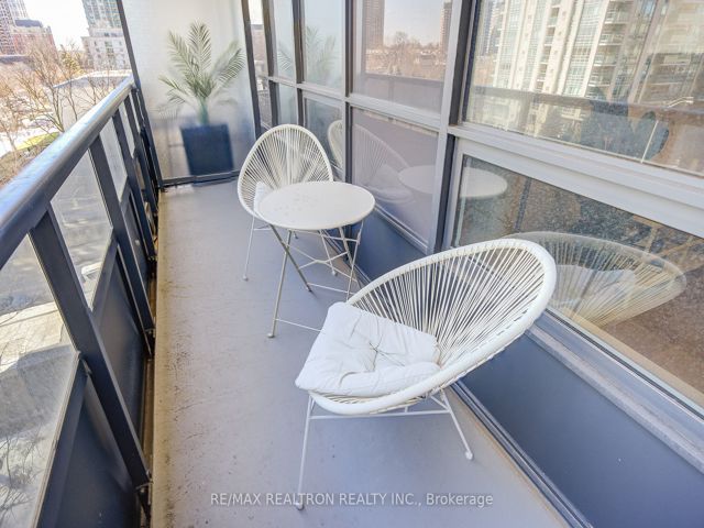 407 - 2 Anndale Dr