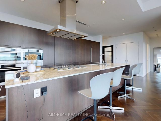 5004 - 180 University Ave