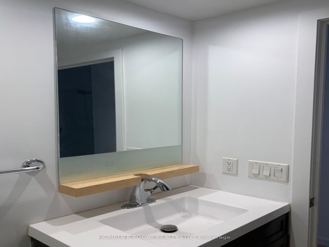 507 - 218 Queens Quay W