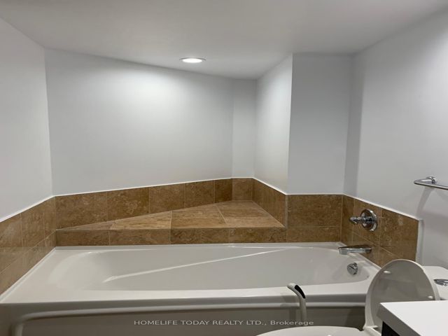 507 - 218 Queens Quay W