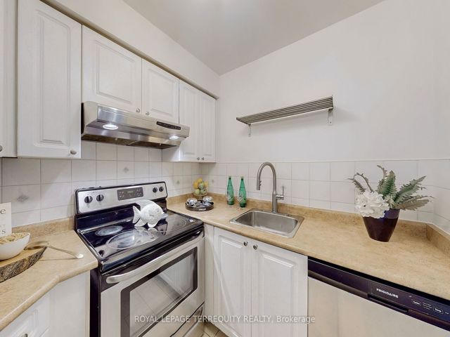 PH00 - 18 Pemberton Ave