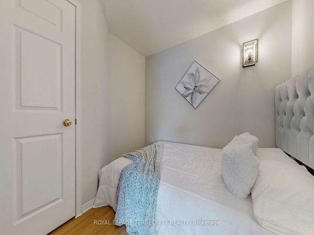 PH00 - 18 Pemberton Ave