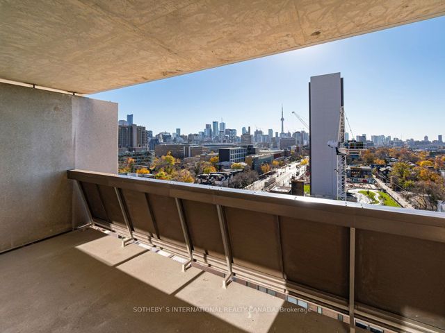 1004 - 720 Spadina Ave