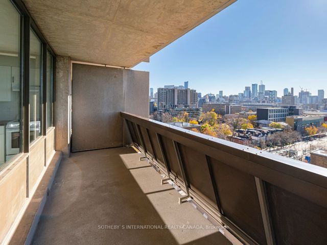 1004 - 720 Spadina Ave