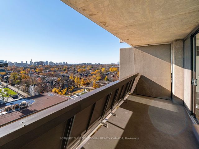 1004 - 720 Spadina Ave