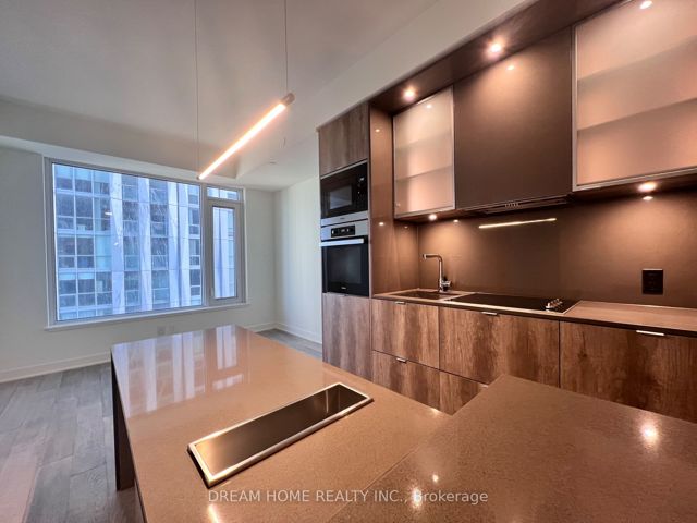 2206 - 11 Yorkville Ave