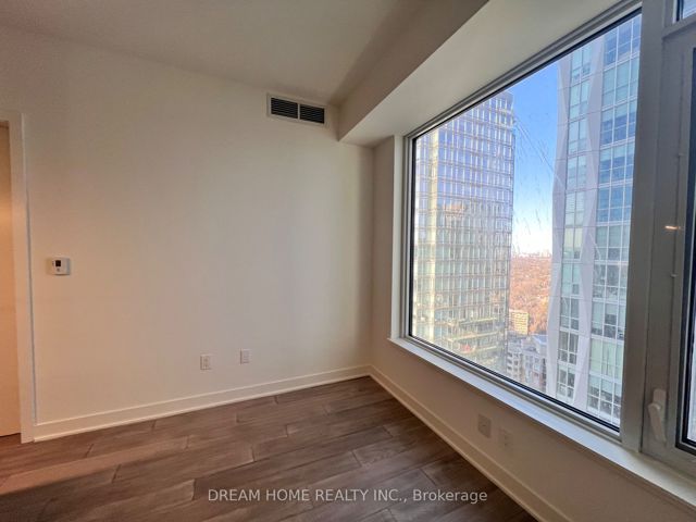 2206 - 11 Yorkville Ave
