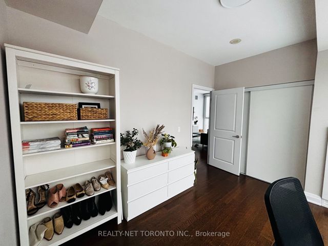 702 - 530 St Clair Ave W