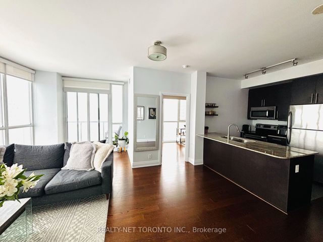 702 - 530 St Clair Ave W