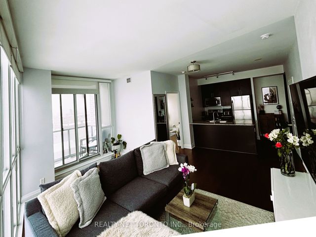 702 - 530 St Clair Ave W