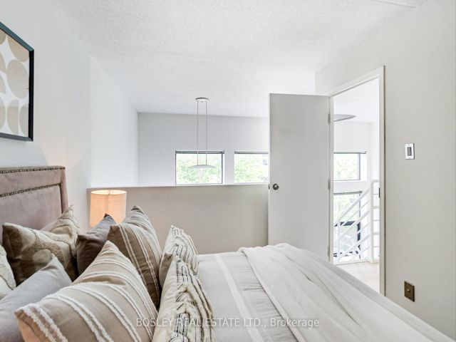 202 - 393 King St E
