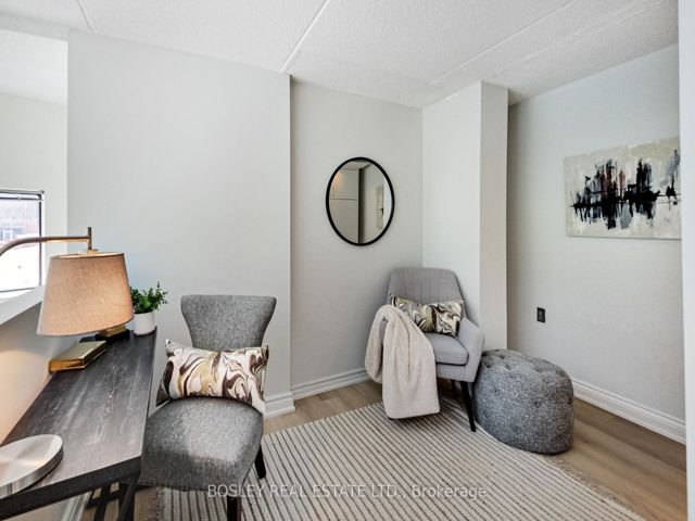 202 - 393 King St E
