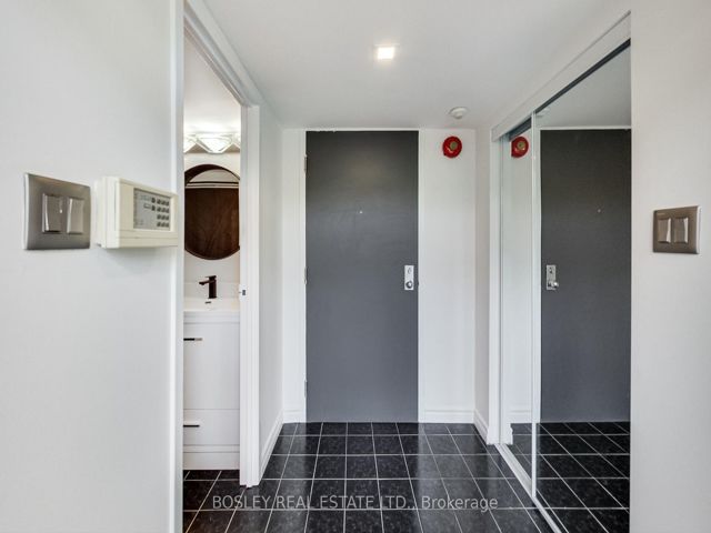 202 - 393 King St E