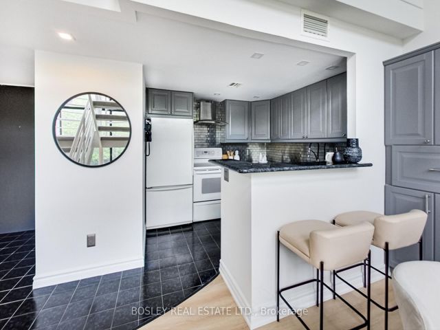 202 - 393 King St E