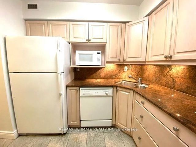 1004 - 18 Hillcrest Ave