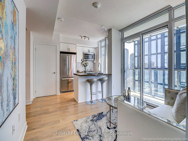 2111 - 50 Wellesley St