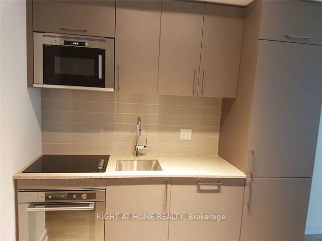 420E - 576 Front St W