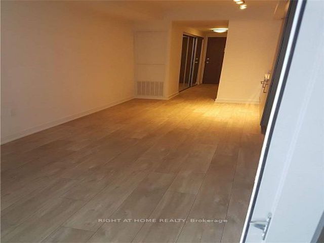 420E - 576 Front St W