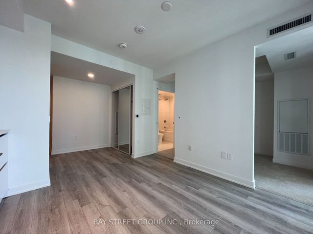 2720 - 230 Simcoe St