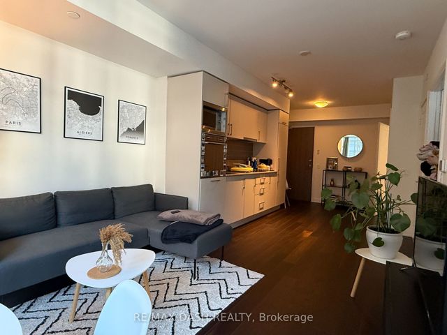 625E - 576 Front St W