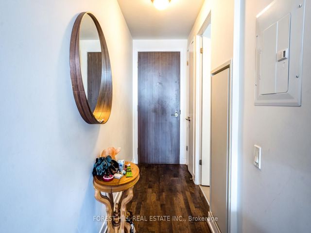 717 - 560 King St W