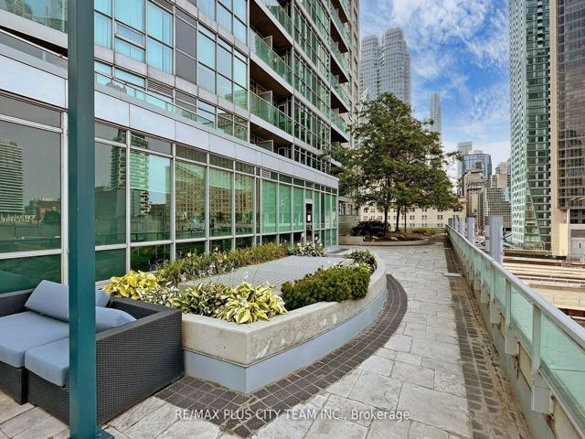 2013 - 18 Yonge St