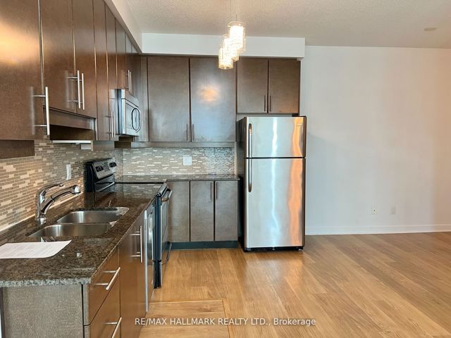 4013 - 33 Bay St