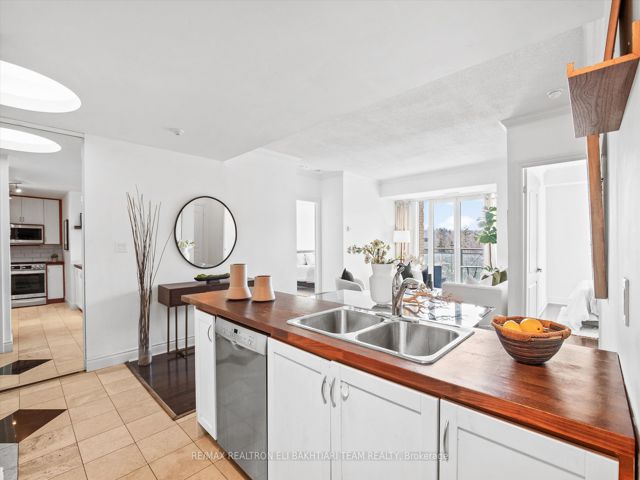 618 - 11 William Carson Cres