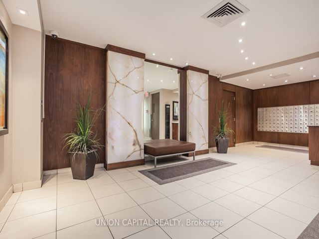 904 - 720 Spadina Ave